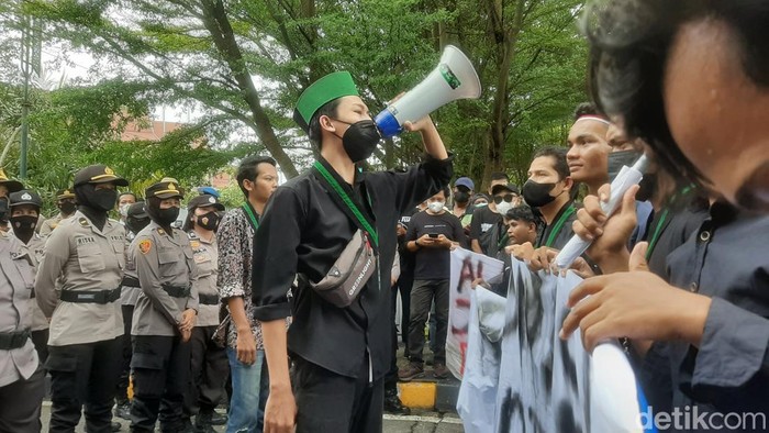 Masa aksi mulai berorasi di depan DPRD Riau.
