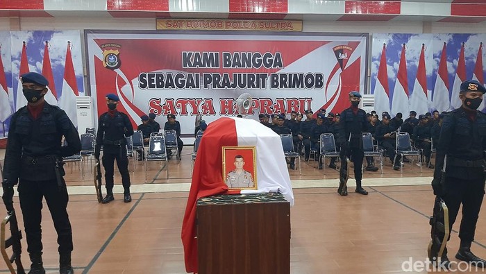 Jenazah perwira Brimob Polda Sultra Ipda Imam Agus Husein gugur saat melakukan pengamanan demo 11 April di Kota Kendari sudah disemayamkan.