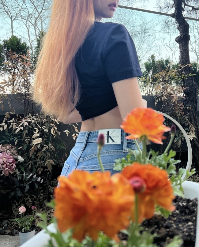 Tak sedikit pula yang mengira rambut oranye Jennie BLACKPINK hanya sementara. Jennie mungkin saja akan mengganti rambutnya menjadi pirang. Foto: dok Instagram @jennierubyjane