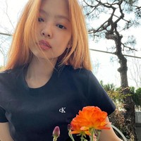 Perubahan warna rambut Jennie BLACKPINK yang tiba-tiba membuat penggemar penasaran. Grup jebolan YG Entertainment itu diduga akan segera comeback. Terlebih Jisoo tampil dengan rambut bergaya ombre saat menghadiri Paris Fashion Week pada Februari 2022. Foto: (dok. Instagram @jennierubyjane)