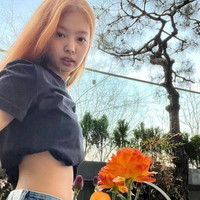 Ternyata kekasih G-Dragon itu terinspirasi dengan karakter berambut oranye, Leelo (Milla Jovovich) dari film ‘The Fifth Element’. Foto: (dok. Instagram @jennierubyjane)