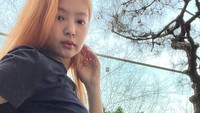 Banyak yang kemudian beranggapan Jennie mengubah warna rambut sebagai persiapan comeback. Foto: (dok. Instagram @jennierubyjane)