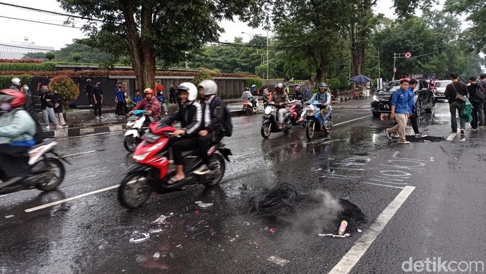 Jl Diponegoro yang melintas ke depan Gedung Sate kembali dibuka usai demonstrasi 11 April 2022