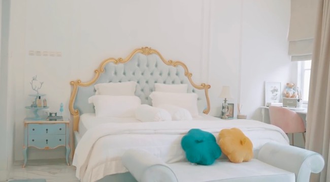 Kamar Beby Tsabina yang dilengkapi ranjang bergaya klasik dengan sentuhan biru pastel. Super sweet! (Foto: YouTube/Beby Tsabina TV)