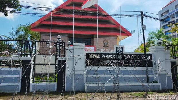 Kantor DPRD Sulsel dipasangi kawat berduri antisipasi demo 11 April.