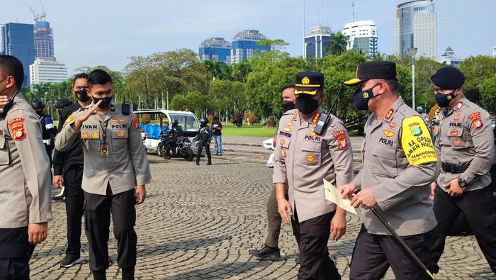 Kapolda Metro Jaya Irjen Fadil Imran memimpi apel pasukan pengamanan demo 11 April 2022 di Monas, Jakarta Pusat.