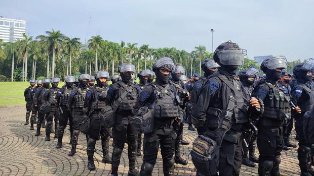 Kapolda Metro Jaya Irjen Fadil Imran memimpi apel pasukan pengamanan demo 11 April 2022 di Monas, Jakarta Pusat.