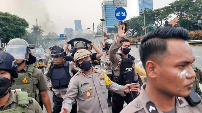 Kapolda Metro Jaya Irjen Fadil Imran turun ke jalan mengimbau massa demo bubar