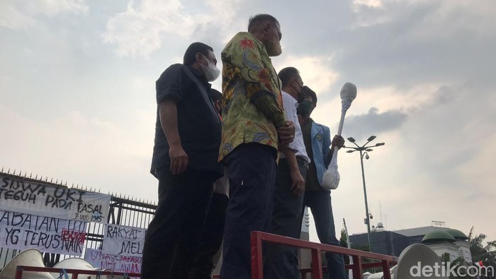 Kapolri dan pimpinan DPR RI Dasco, Lodewijk, dan Gobel menemui massa aksi 11 April di depan DPR RI (Rolando Sihombing/detikcom).