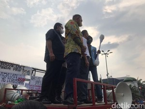 Naik Mobil Komando, Kapolri-Pimpinan DPR Temui Pendemo 11 April
