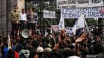 Momen Kapolri dan Pimpinan DPR Temui Pendemo 11 April