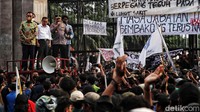 Kapolri Jenderal Listyo Sigit Prabowo dan pimpinan DPR RI menemui massa mahasiswa dengan menaiki mobil komando.