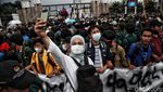 Momen Kapolri dan Pimpinan DPR Temui Pendemo 11 April