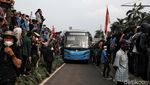 Momen Kapolri dan Pimpinan DPR Temui Pendemo 11 April