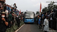 Massa mahasiswa juga mendesak dan menuntut wakil rakyat agar mendengarkan dan menyampaikan aspirasi rakyat bukan aspirasi partai.