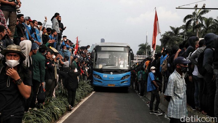 Pimpinan DPR RI menemui massa mahasiswa yang menggelar demo di depan gedung MPR/DPR, Senayan, Jakarta, Senin (11/4/2022). Kapolri Jenderal Listyo Sigit Prabowo juga hadir bersama rombongan pimpinan DPR RI.