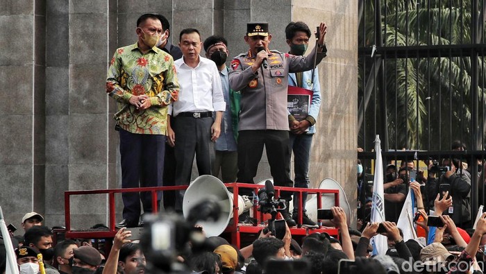 Kapolri dan Pimpinan DPR Temui Pendemo 11 April Pimpinan DPR RI menemui massa mahasiswa yang menggelar demo di depan gedung MPR/DPR, Senayan, Jakarta, Senin (11/4/2022). Kapolri Jenderal Listyo Sigit Prabowo juga hadir bersama rombongan pimpinan DPR RI.