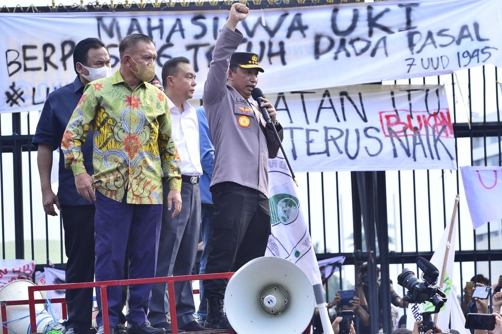 Kapolri Jenderal Listyo Sigit Prabowo berorasi dari atas mobil komando