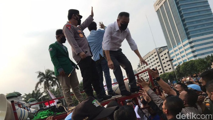 Kapolri Jenderal Listyo Sigit Prabowo dan Pimpinan DPR RI Sufmi Dasco Ahmad (Rolando Sihombing/detikcom).