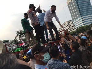 Teriakan Pimpinan DPR di Depan Massa Demo 11 April: Hati-hati Provokator!