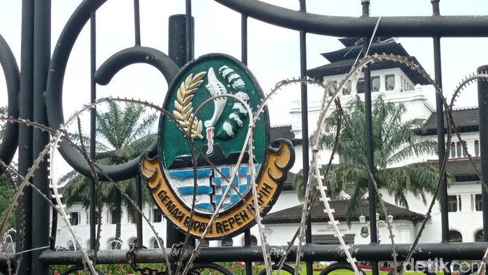 Kawat berduri dipasang di Gedung Sate