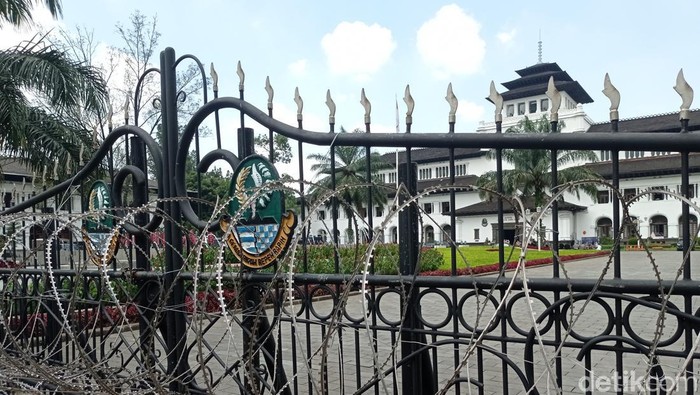 Kawat berduri dipasang di Gedung Sate