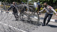 Seperti diketahui, mahasiswa dari berbagai daerah di Indonesia menggelar aksi unjuk rasa hari ini, Senin (11/4/2022). Aksi tersebut salah satunya digelar untuk menolak wacana perpanjangan masa jabatan presiden dan penundaan pemilu.