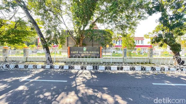 Kawat berduri mulai dipasang di sejumlah titik aksi demo di Parepare