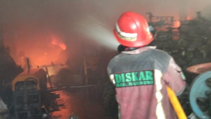 Kebakaran Gudang Aksesori Motor di Cileunyi Bandung