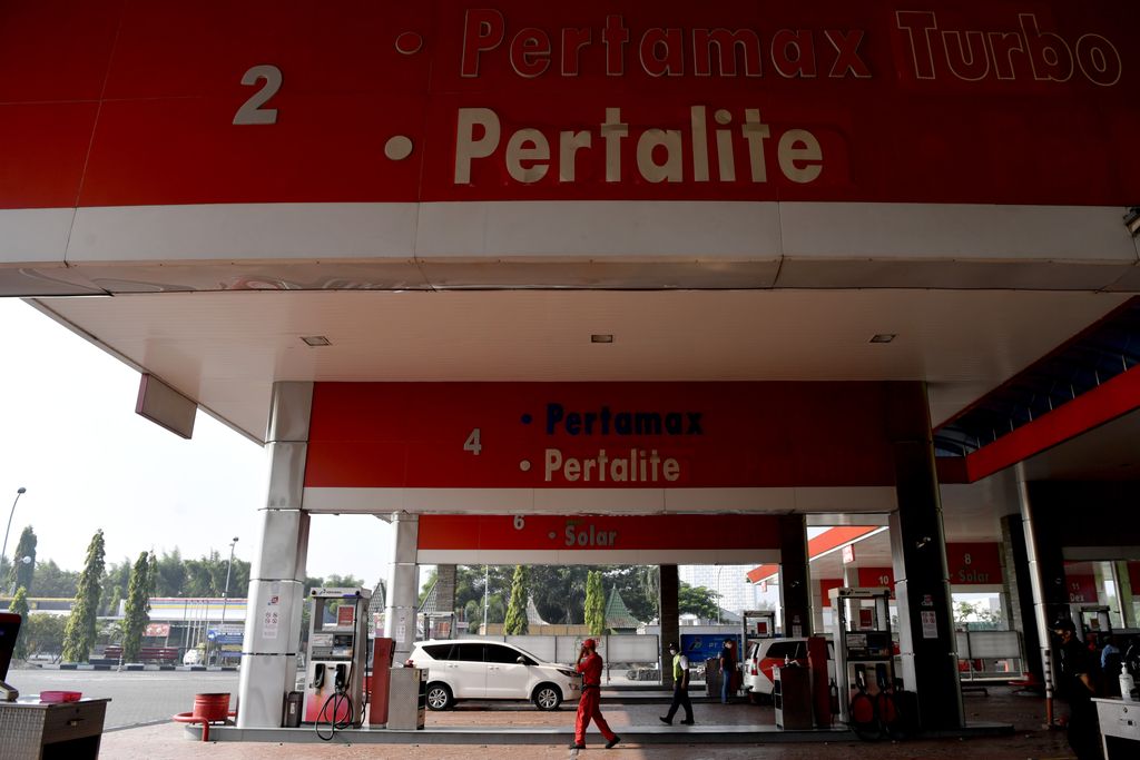 Sejumlah kendaraan antre mengisi bahan bakar minyak (BBM) di SPBU Tol Sidoarjo 54.612.48, Sidoarjo, Jawa Timur, Senin (11/4/2022). Pemerintah menetapkan Pertalite sebagai jenis BBM khusus penugasan yang dijual dengan harga Rp7.650 per liter dan Biosolar Rp5.510 per liter, sementara jenis Pertamax harganya disesuaikan untuk menjaga daya beli masyarakat yakni menjadi Rp 12.500 per liter dimana Pertamina masih menanggung selisih Rp3.500 dari harga keekonomiannya sebesar Rp16.000 per liter di tengah kenaikan harga minyak dunia. ANTARA FOTO/Zabur Karuru/rwa.