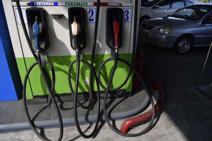 KEBIJAKAN HARGA BBM DI TENGAH KENAIKAN HARGA MINYAK DUNIA Sejumlah kendaraan antre mengisi bahan bakar minyak (BBM) di SPBU Tol Sidoarjo 54.612.48, Sidoarjo, Jawa Timur, Senin (11/4/2022). Pemerintah menetapkan Pertalite sebagai jenis BBM khusus penugasan yang dijual dengan harga Rp7.650 per liter dan Biosolar Rp5.510 per liter, sementara jenis Pertamax harganya disesuaikan untuk menjaga daya beli masyarakat yakni menjadi Rp 12.500 per liter dimana Pertamina masih menanggung selisih Rp3.500 dari harga keekonomiannya sebesar Rp16.000 per liter di tengah kenaikan harga minyak dunia. ANTARA FOTO/Zabur Karuru/rwa.