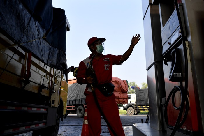 Sejumlah kendaraan antre mengisi bahan bakar minyak (BBM) di SPBU Tol Sidoarjo 54.612.48, Sidoarjo, Jawa Timur, Senin (11/4/2022). Pemerintah menetapkan Pertalite sebagai jenis BBM khusus penugasan yang dijual dengan harga Rp7.650 per liter dan Biosolar Rp5.510 per liter, sementara jenis Pertamax harganya disesuaikan untuk menjaga daya beli masyarakat yakni menjadi Rp 12.500 per liter dimana Pertamina masih menanggung selisih Rp3.500 dari harga keekonomiannya sebesar Rp16.000 per liter di tengah kenaikan harga minyak dunia. ANTARA FOTO/Zabur Karuru/rwa.