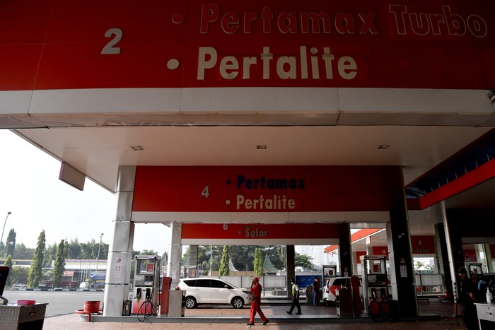 Sejumlah kendaraan antre mengisi bahan bakar minyak (BBM) di SPBU Tol Sidoarjo 54.612.48, Sidoarjo, Jawa Timur, Senin (11/4/2022). Pemerintah menetapkan Pertalite sebagai jenis BBM khusus penugasan yang dijual dengan harga Rp7.650 per liter dan Biosolar Rp5.510 per liter, sementara jenis Pertamax harganya disesuaikan untuk menjaga daya beli masyarakat yakni menjadi Rp 12.500 per liter dimana Pertamina masih menanggung selisih Rp3.500 dari harga keekonomiannya sebesar Rp16.000 per liter di tengah kenaikan harga minyak dunia. ANTARA FOTO/Zabur Karuru/rwa.