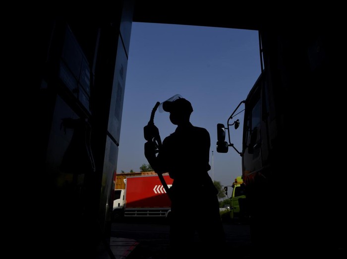 Sejumlah kendaraan antre mengisi bahan bakar minyak (BBM) di SPBU Tol Sidoarjo 54.612.48, Sidoarjo, Jawa Timur, Senin (11/4/2022). Pemerintah menetapkan Pertalite sebagai jenis BBM khusus penugasan yang dijual dengan harga Rp7.650 per liter dan Biosolar Rp5.510 per liter, sementara jenis Pertamax harganya disesuaikan untuk menjaga daya beli masyarakat yakni menjadi Rp 12.500 per liter dimana Pertamina masih menanggung selisih Rp3.500 dari harga keekonomiannya sebesar Rp16.000 per liter di tengah kenaikan harga minyak dunia. ANTARA FOTO/Zabur Karuru/rwa.