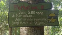 Tidak sedikit warga yang datang hanya untuk melihat keindahan curug sekaligus batu ditengah air terjun