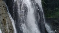 Konon batu yang ditengah air terjun itu merupakan sebuah Arca Caweni, air terjun Caweni ini memiliki ketinggian lima belas meter