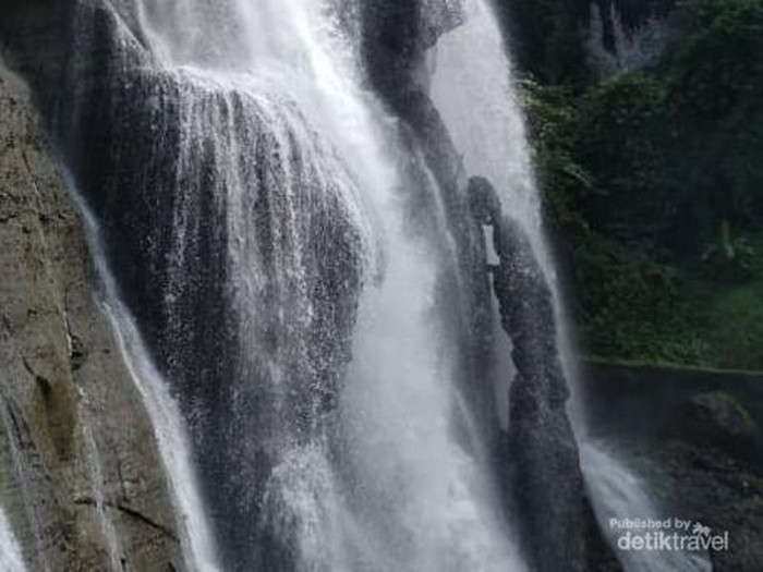 Konon batu yang ditengah air terjun itu merupakan sebuah Arca Caweni, air terjun Caweni ini memiliki ketinggian lima belas meter