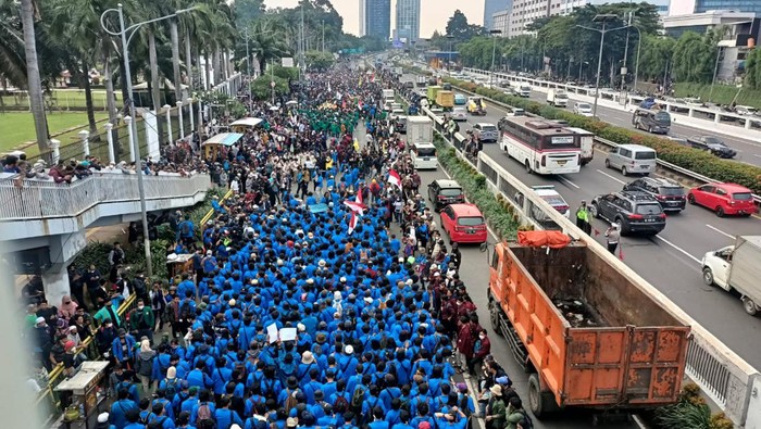 Kelompok mahasiswa demo 11 April 2022 meneriakkan yel-yel Jokowi Gagal (Karin Nur Secha/detikcom)