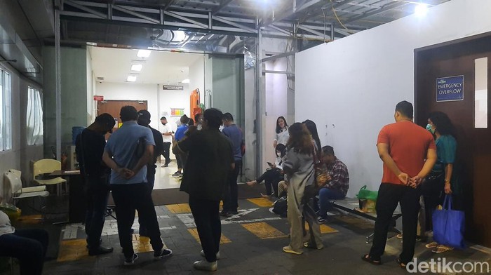 Keluarga dan sahabat menjenguk Ade Armando yang menjadi korban pengeroyokan (Yogi Ernes/detikcom)