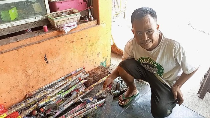 Kembang api yang berhasil diselamatkan pemilik toko dari kebakaran di Rembang, Senin (11/4/2022).
