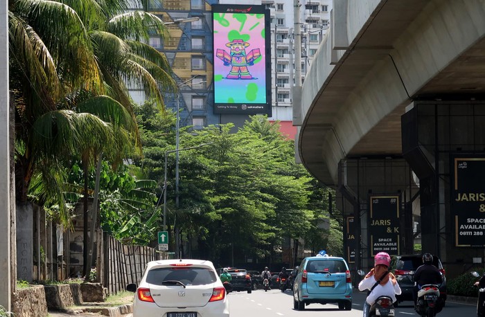 Keren! Jakarta Digital Art Mejeng di Media LED Ibu Kota Jakarta Digital Arts Gallery 2022 (JDAG 2022) digelar di media luar ruang LED di beberapa titik Ibu Kota. Seperti ini penampakannya.
Event ini digelar oleh PT. Rajawali Media,Β perusahaan out of home yang bergerak di bidang jasaΒ media LED dan billboard yang berlangsung pada 1β30 April 2022. Event ini menampilkan passion, kreatifitas dan inspirasi 32 karya dari 8 artist lokal Indonesia.