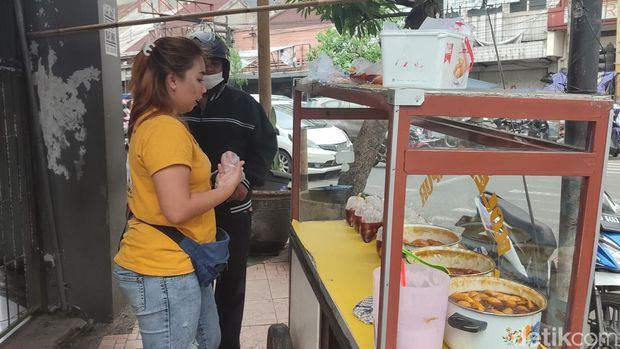Kolak Kalipah Apo, kuliner legendaris di Bandung.