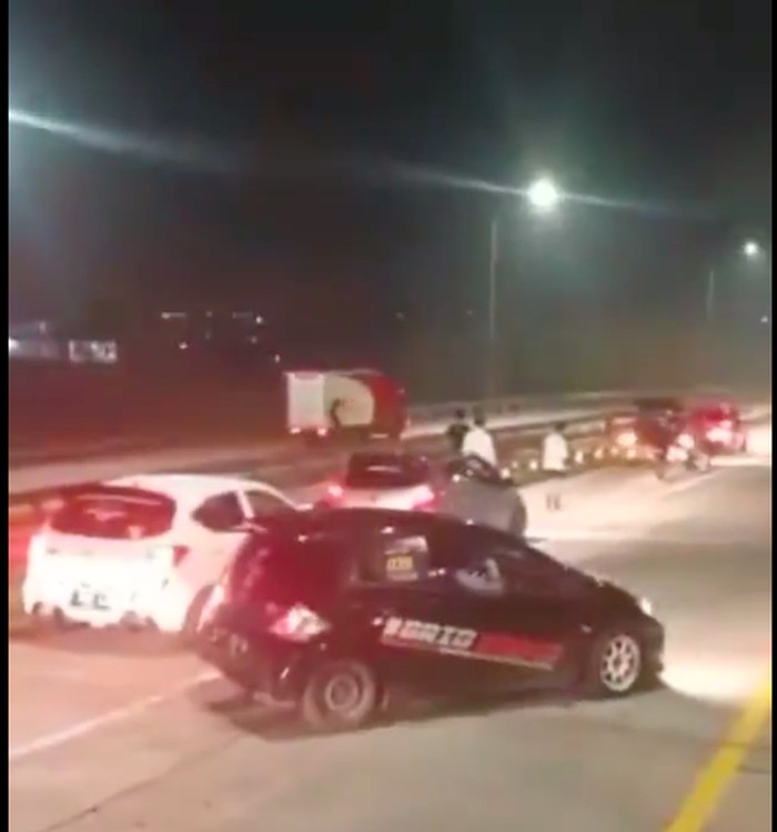 Komunitas mobil blokade tol Soroja