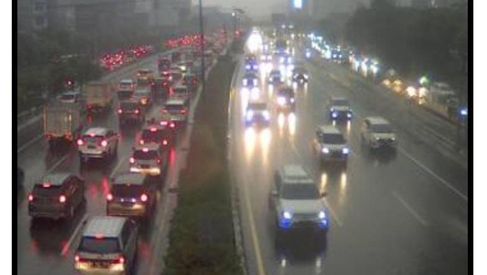 Kondisi lalu lintas di tol dalam kota depan Gedung DPR RI, Senin (11/4/2022).
