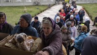 Orang-orang menerima makanan dari sebuah gereja di kota Borodyanka, sekitar 40 mil barat laut Kyiv, Ukraina, pada Minggu, 10 April 2022.