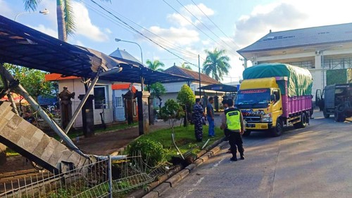 Sebuah truk bermuatan dedak tiba tiba oleng dan menabrak jalur pejalan kaki di Pelabuhan Gilimanuk, Kecamatan Melaya, Kabupaten Jembrana, Bali, pada Senin (11/4/2022.
