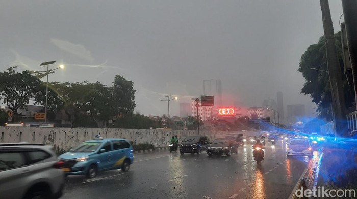 Lalu lintas di Jalan Gatot Subroto depan Gedung DPR kembali normal