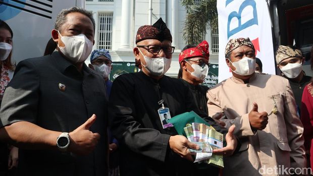 Launching penukaran uang kertas baru di BI Jabar.