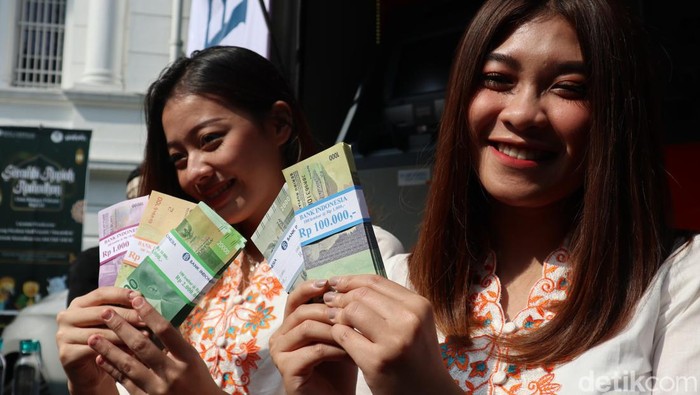 Launching penukaran uang kertas baru di BI Jabar.
