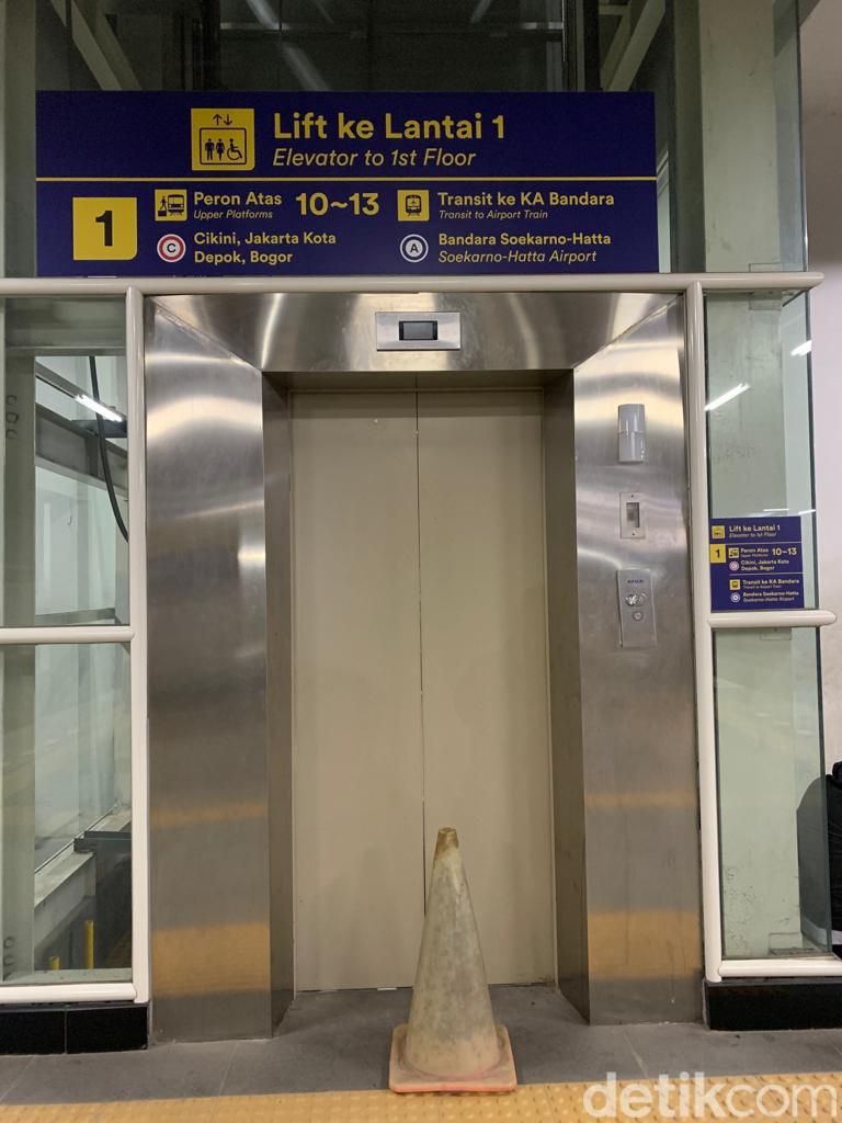 Lift dan eskalator Stasiun Manggarai mati, 11 April 2022. (Mulia Budi/detikcom)